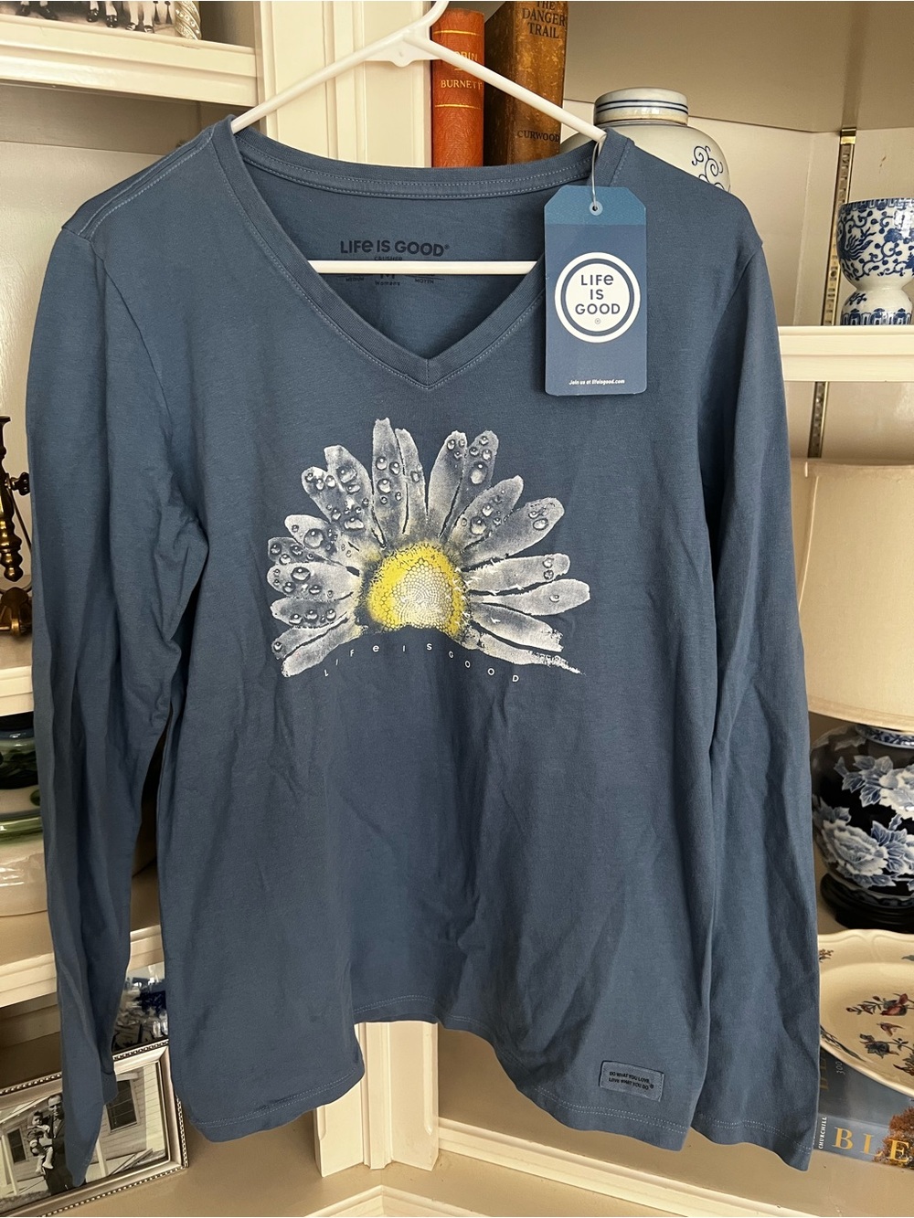 NWT Life is Good Daisy v-neck crusher tee
